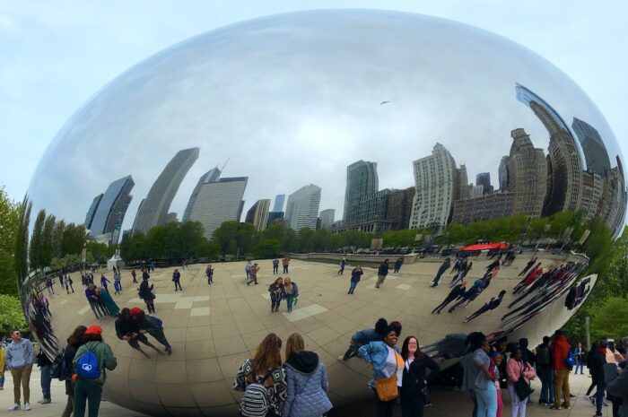 the shiny and giant bean-shaped 'cloud gate'